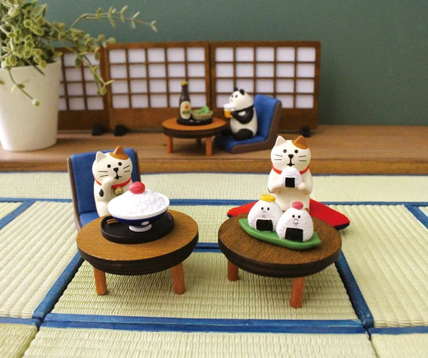 Decole Concombre - Cat with Rice Ball 吃飯糰的貓